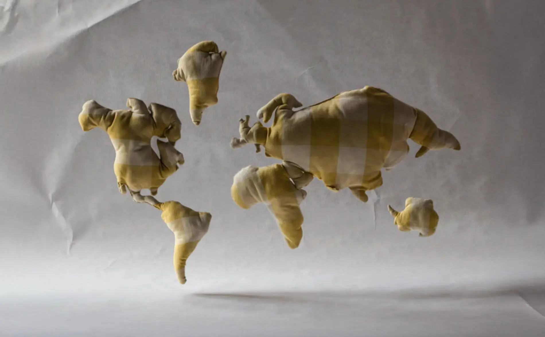 Création d'un monde en tissu — Illustration en volume pour narration visuelle.